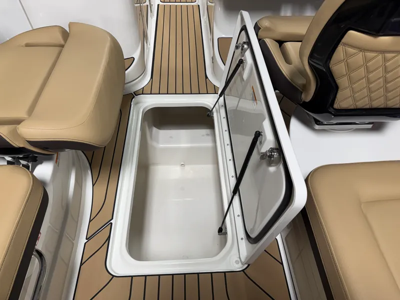 Slide: The Image of Sea Ray SLX 260 2026 - 55