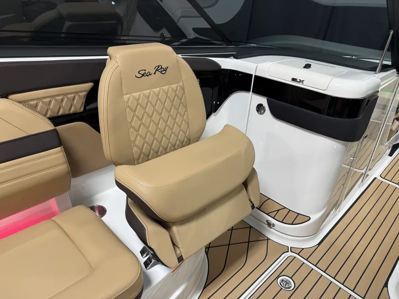 Slide: The Image of Sea Ray SLX 260 2026 - 57