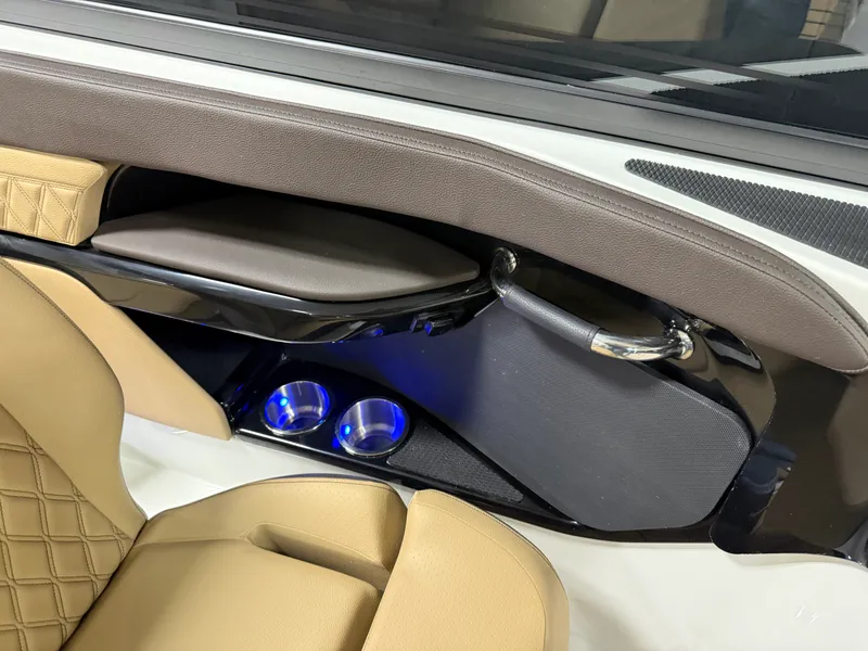 Slide: The Image of Sea Ray SLX 260 2026 - 59