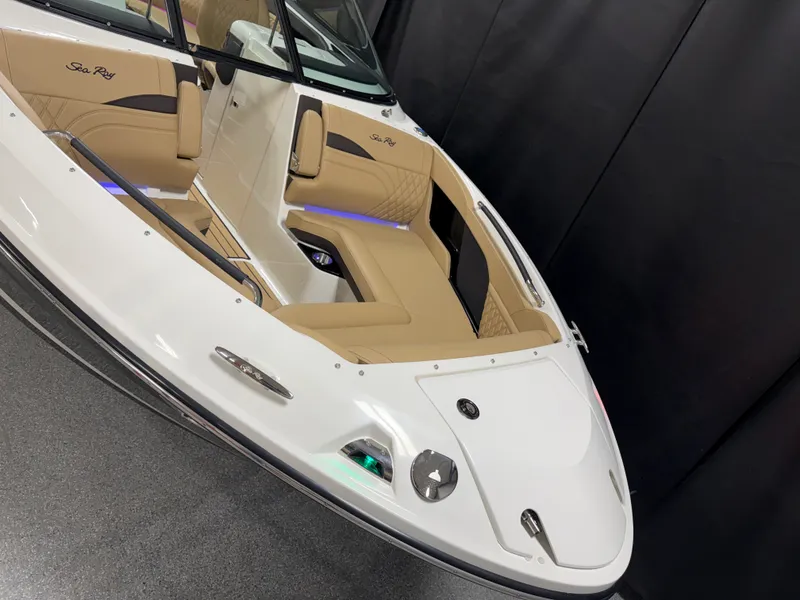 Slide: The Image of Sea Ray SLX 260 2026 - 6