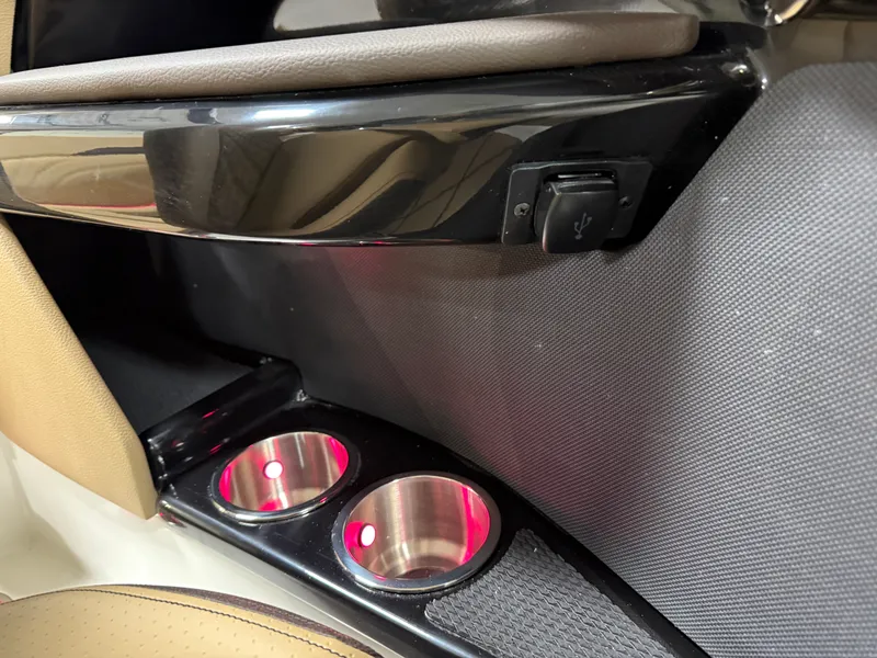 Slide: The Image of Sea Ray SLX 260 2026 - 60