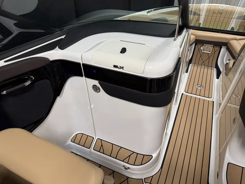 Slide: The Image of Sea Ray SLX 260 2026 - 61