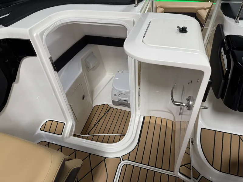 Slide: The Image of Sea Ray SLX 260 2026 - 63