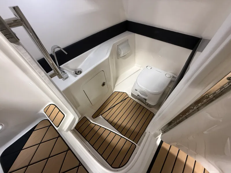 Slide: The Image of Sea Ray SLX 260 2026 - 64