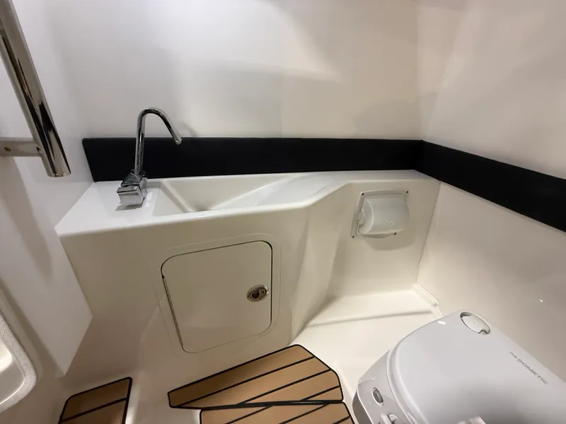 Slide: The Image of Sea Ray SLX 260 2026 - 65