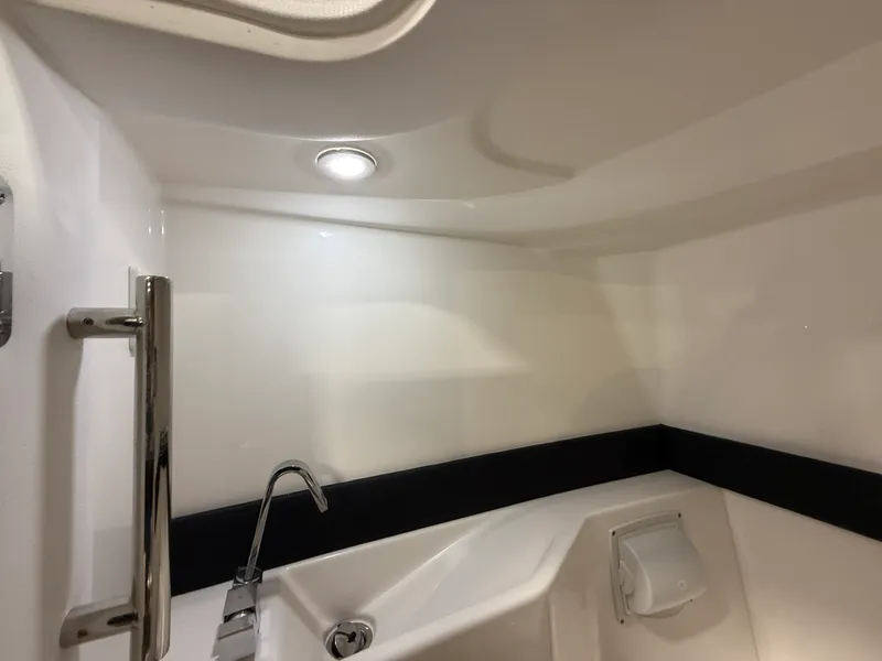 Slide: The Image of Sea Ray SLX 260 2026 - 66