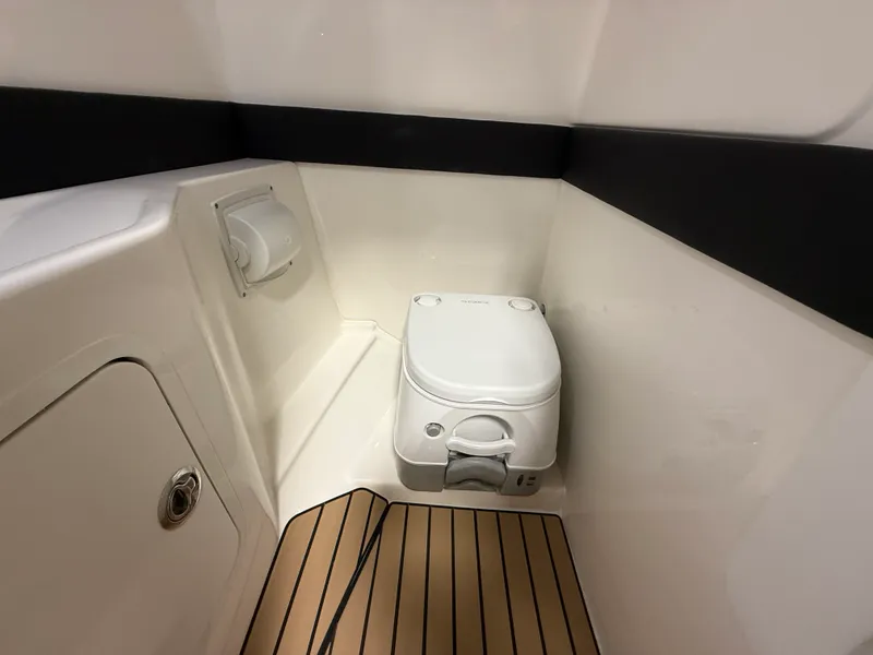 Slide: The Image of Sea Ray SLX 260 2026 - 67