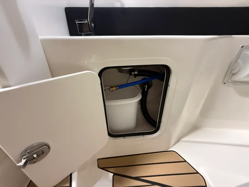 Slide: The Image of Sea Ray SLX 260 2026 - 68