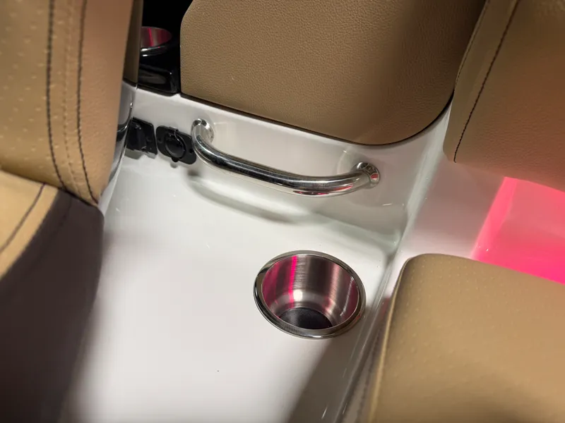 Slide: The Image of Sea Ray SLX 260 2026 - 72