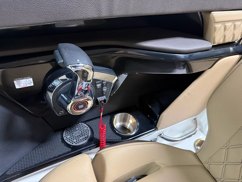 Slide: The Image of Sea Ray SLX 260 2026 - 75