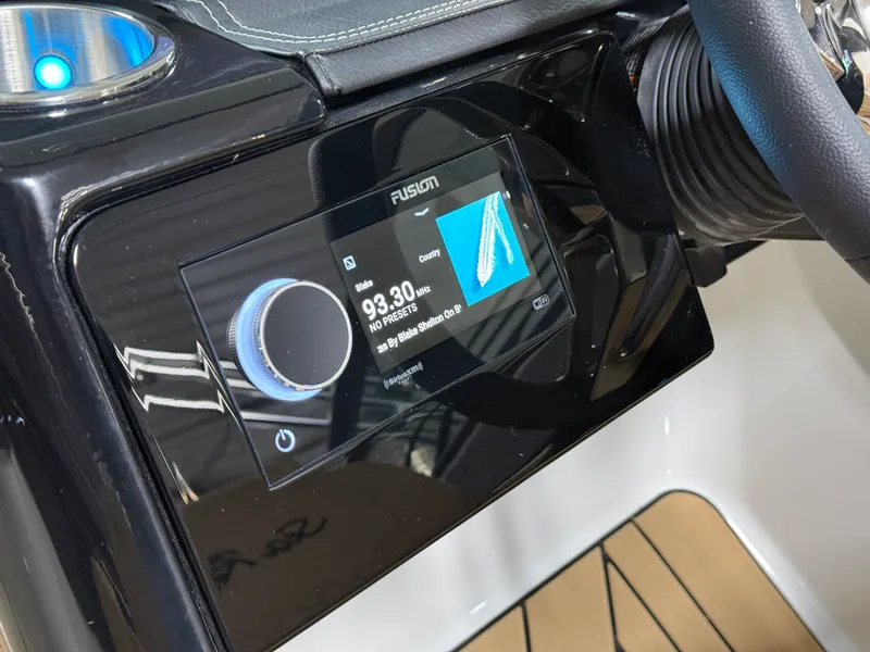 Slide: The Image of Sea Ray SLX 260 2026 - 78