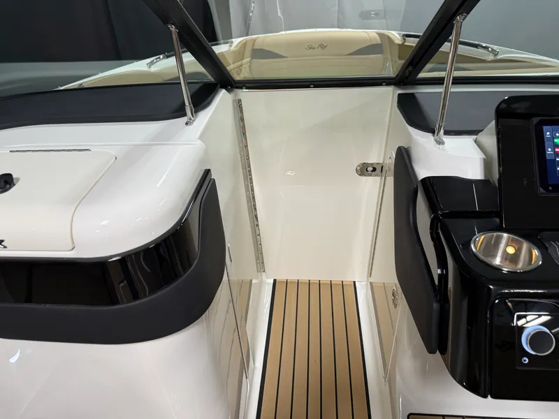 Slide: The Image of Sea Ray SLX 260 2026 - 82