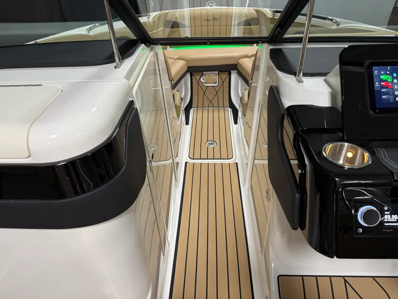 Slide: The Image of Sea Ray SLX 260 2026 - 83
