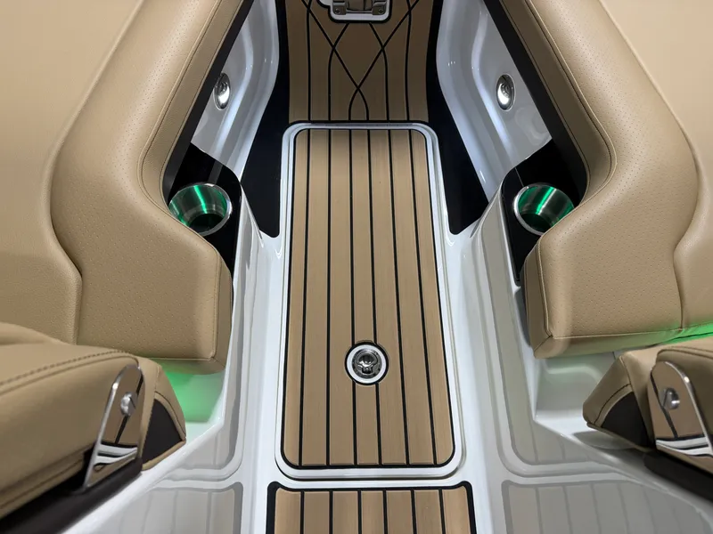 Slide: The Image of Sea Ray SLX 260 2026 - 84