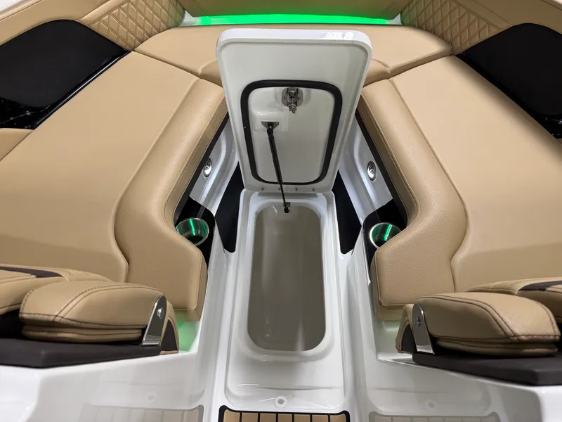 Slide: The Image of Sea Ray SLX 260 2026 - 85