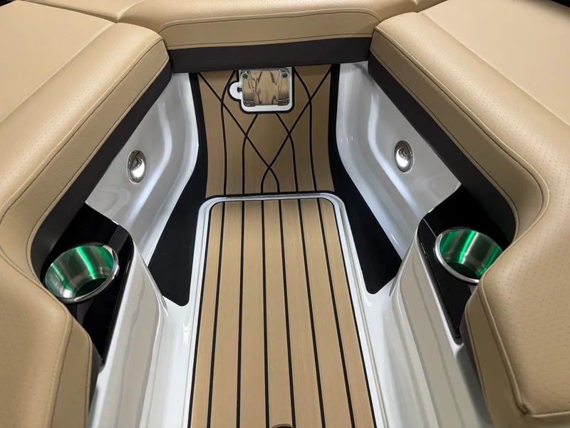 Slide: The Image of Sea Ray SLX 260 2026 - 86