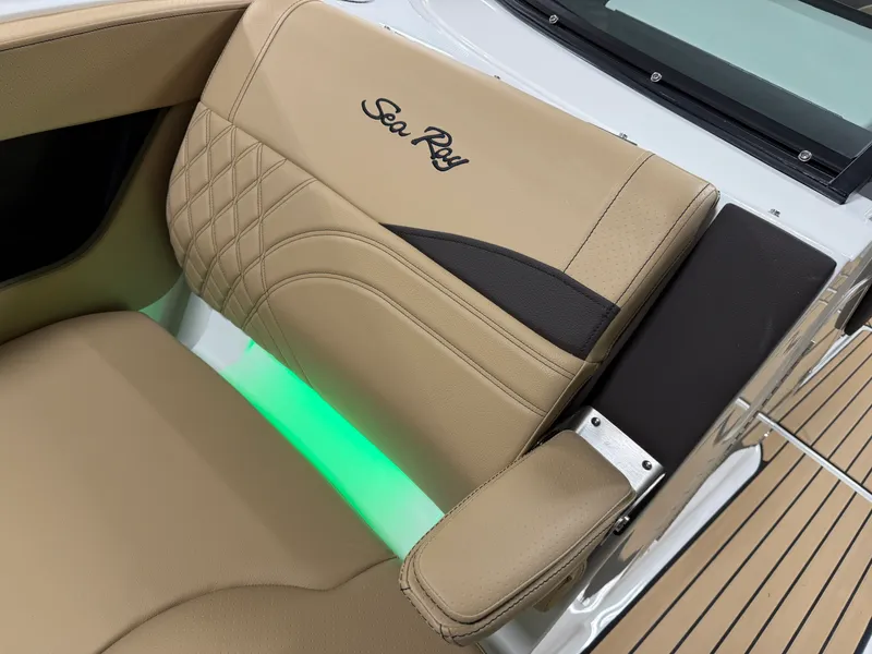 Slide: The Image of Sea Ray SLX 260 2026 - 90