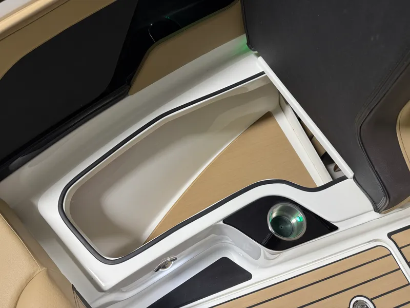 Slide: The Image of Sea Ray SLX 260 2026 - 92