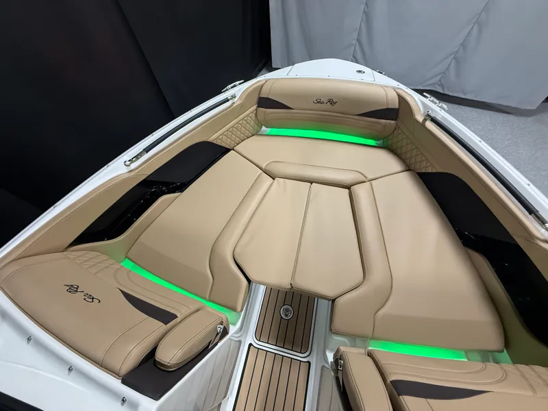 Slide: The Image of Sea Ray SLX 260 2026 - 95