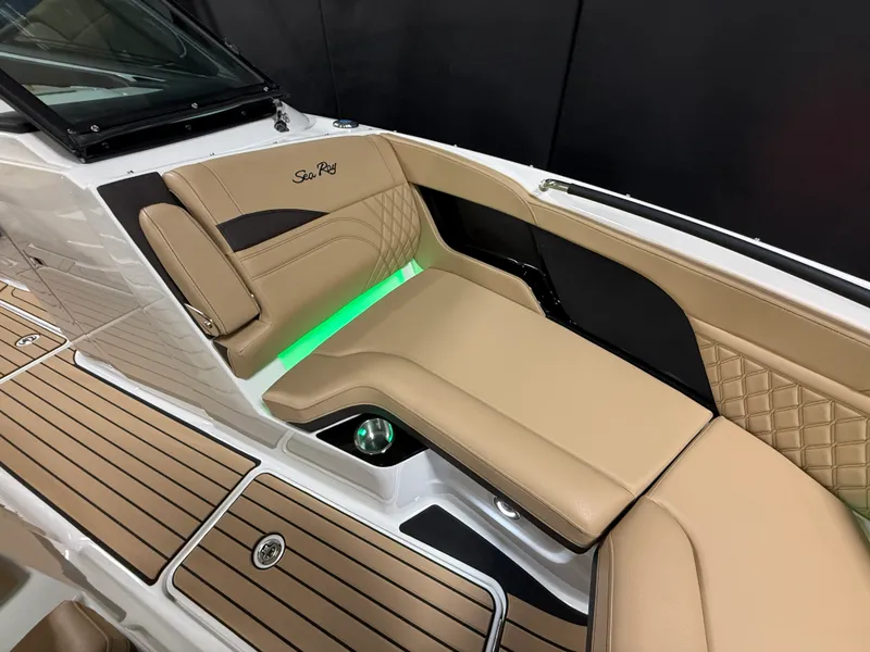 Slide: The Image of Sea Ray SLX 260 2026 - 97