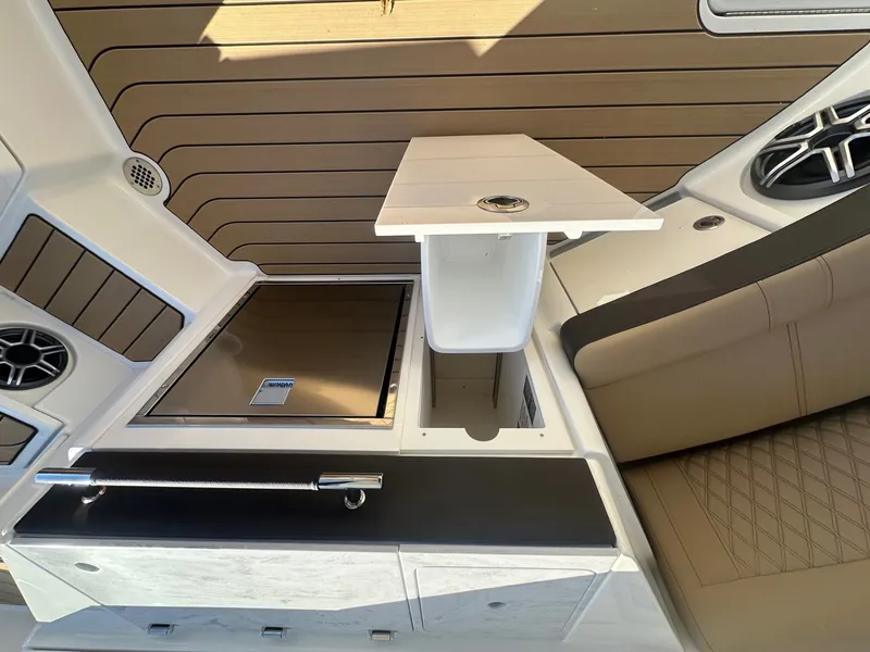 Slide: The Image of Sea Ray SLX 350 2026 - 10