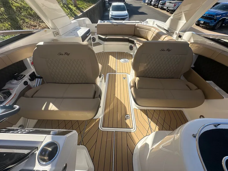 Slide: The Image of Sea Ray SLX 350 2026 - 11