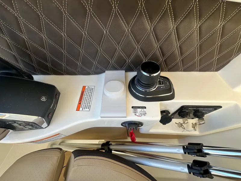 Slide: The Image of Sea Ray SLX 350 2026 - 13