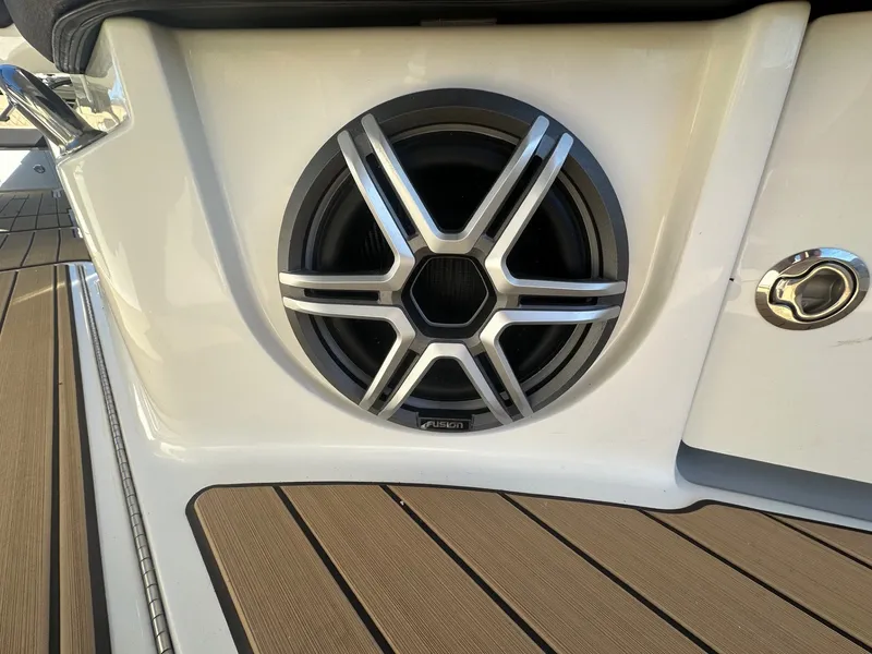 Slide: The Image of Sea Ray SLX 350 2026 - 15