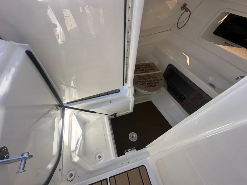 Slide: The Image of Sea Ray SLX 350 2026 - 16