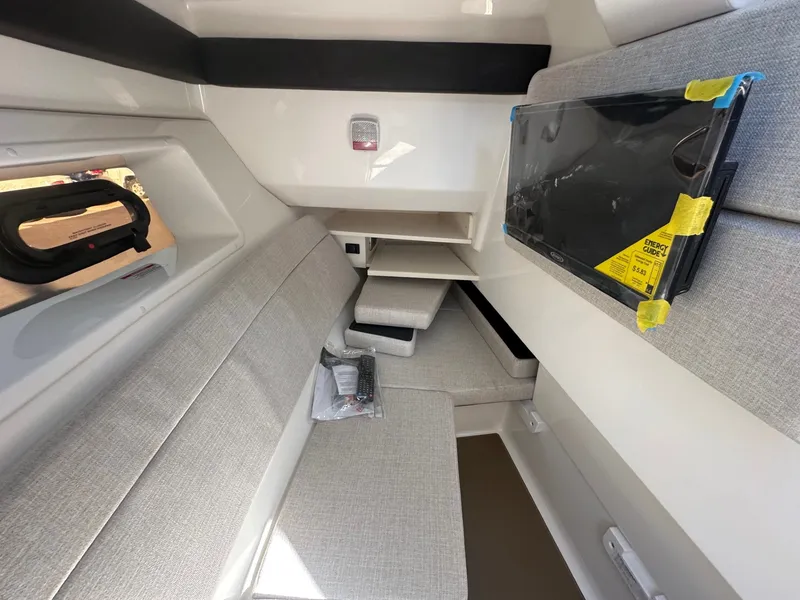 Slide: The Image of Sea Ray SLX 350 2026 - 17