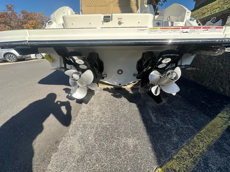 Slide: The Image of Sea Ray SLX 350 2026 - 4