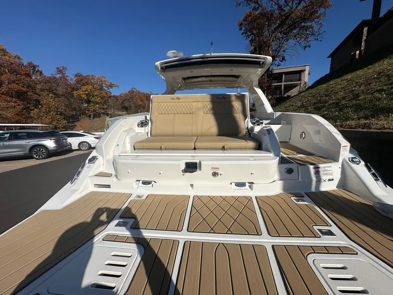 Slide: The Image of Sea Ray SLX 350 2026 - 5