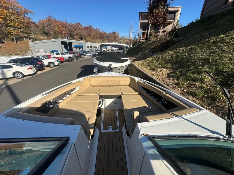 Slide: The Image of Sea Ray SLX 350 2026 - 7