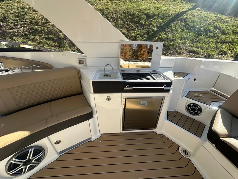 Slide: The Image of Sea Ray SLX 350 2026 - 8