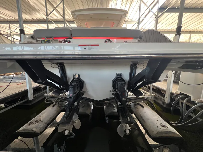 Slide: The Image of Sea Ray 400 SLX 2022 - 1