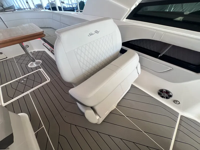 Slide: The Image of Sea Ray 400 SLX 2022 - 10