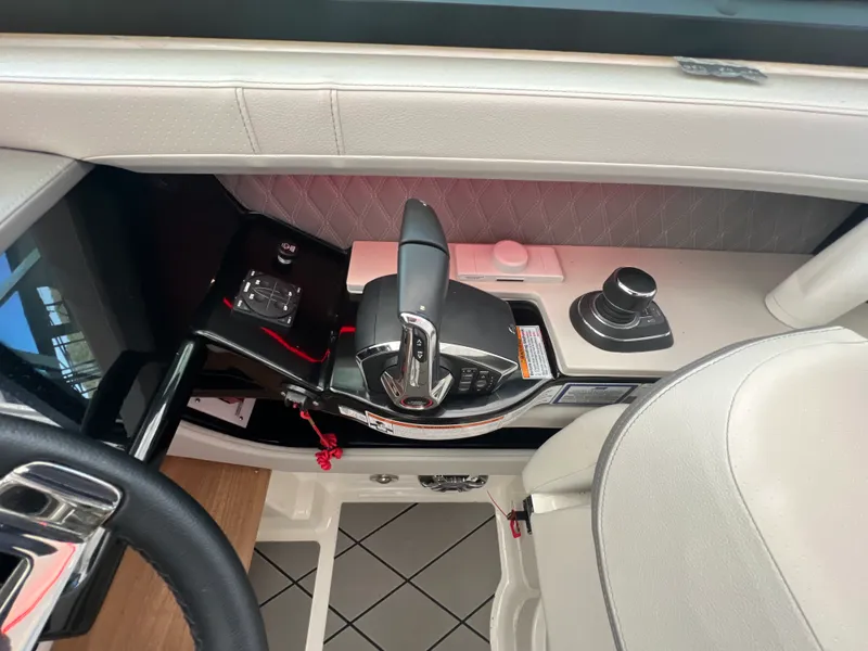 Slide: The Image of Sea Ray 400 SLX 2022 - 13