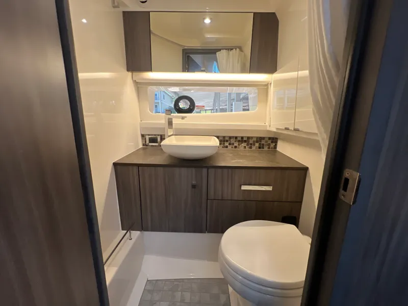 Slide: The Image of Sea Ray 400 SLX 2022 - 19