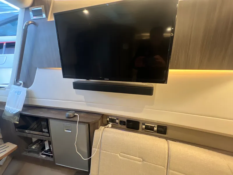 Slide: The Image of Sea Ray 400 SLX 2022 - 21