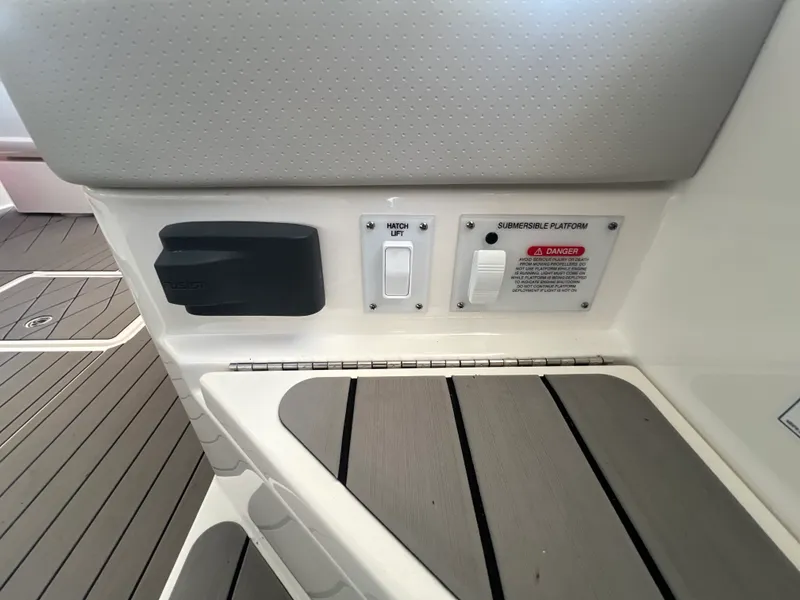 Slide: The Image of Sea Ray 400 SLX 2022 - 24