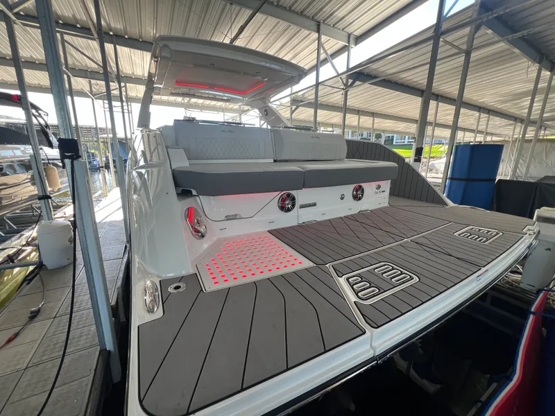 Slide: The Image of Sea Ray 400 SLX 2022 - 3