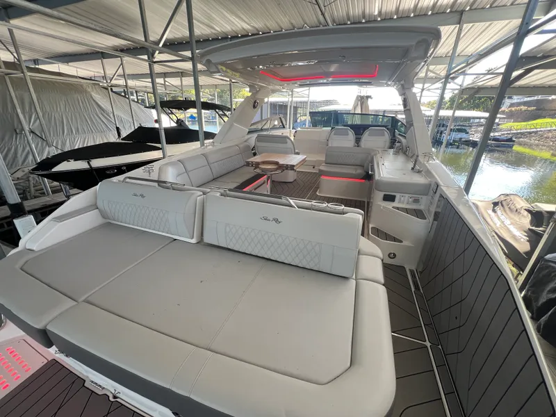 Slide: The Image of Sea Ray 400 SLX 2022 - 4
