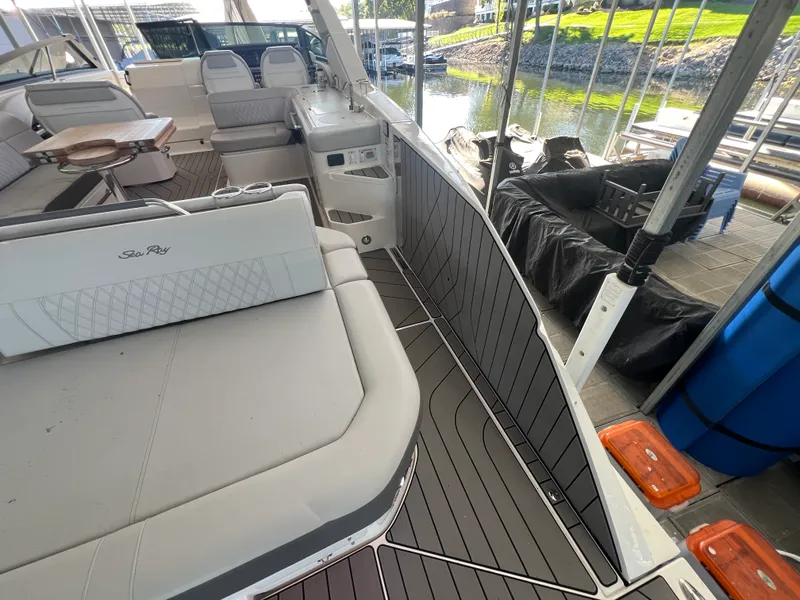 Slide: The Image of Sea Ray 400 SLX 2022 - 5