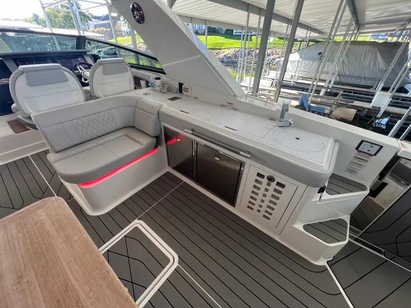 Slide: The Image of Sea Ray 400 SLX 2022 - 7