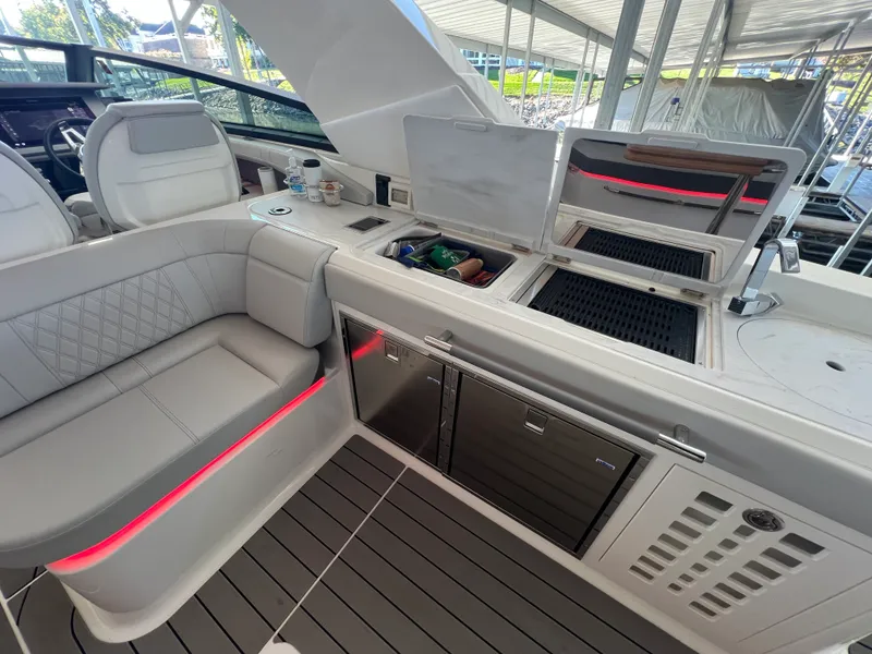 Slide: The Image of Sea Ray 400 SLX 2022 - 8