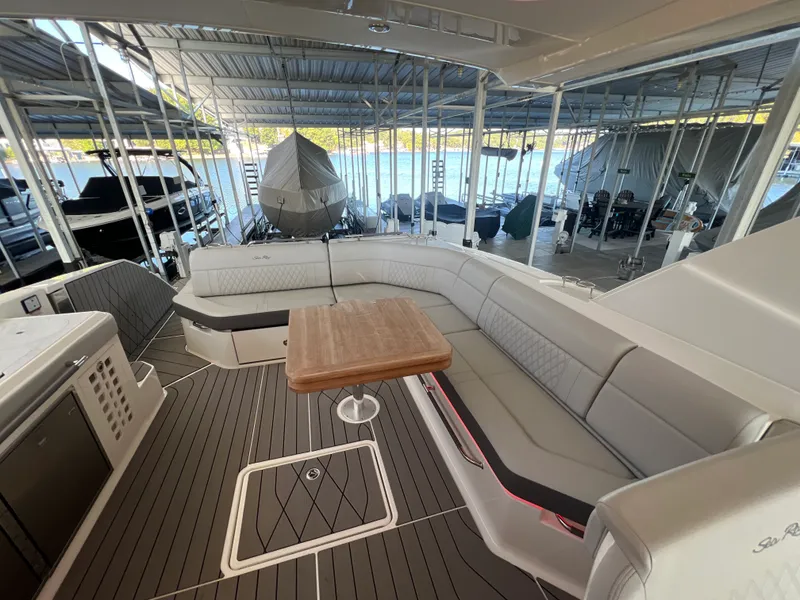 Slide: The Image of Sea Ray 400 SLX 2022 - 9