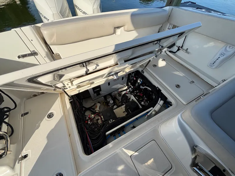 Slide: The Image of Boston Whaler 320 VANTAGE 2020 - 10