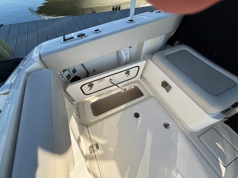 Slide: The Image of Boston Whaler 320 VANTAGE 2020 - 11
