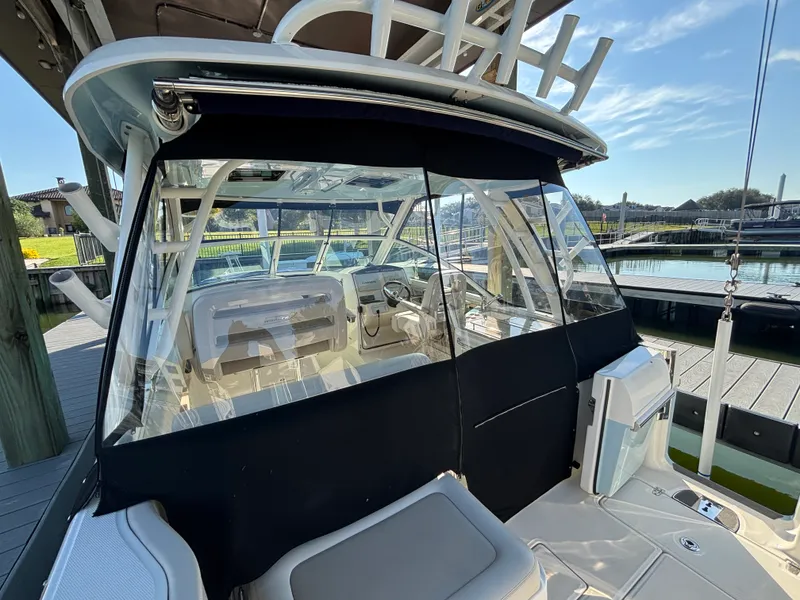 Slide: The Image of Boston Whaler 320 VANTAGE 2020 - 12