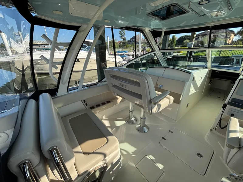 Slide: The Image of Boston Whaler 320 VANTAGE 2020 - 13